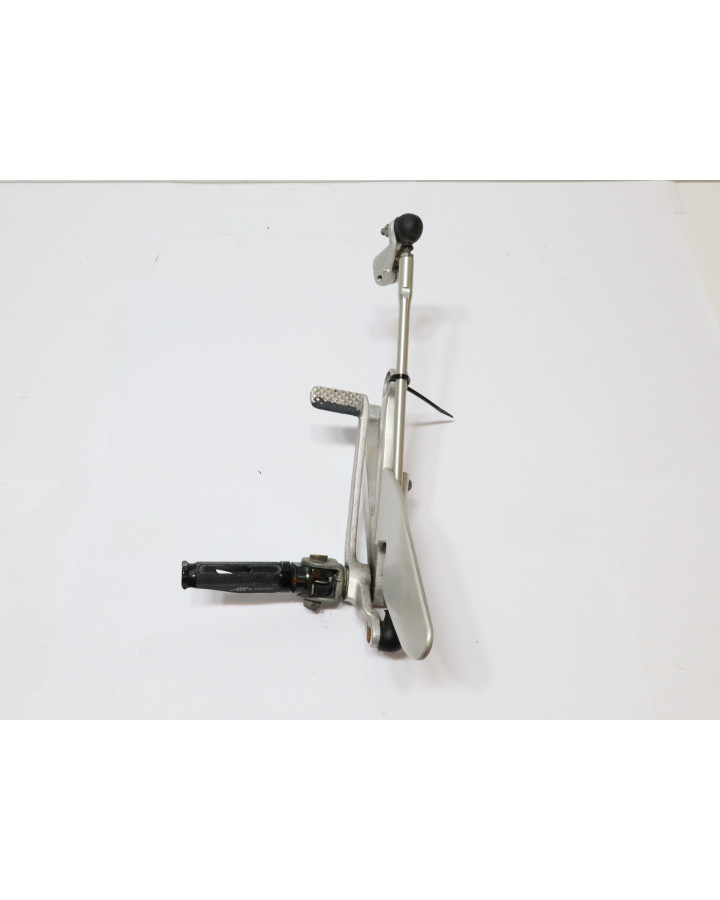 Yamaha YZF-R1, fotpinne vänster komplett