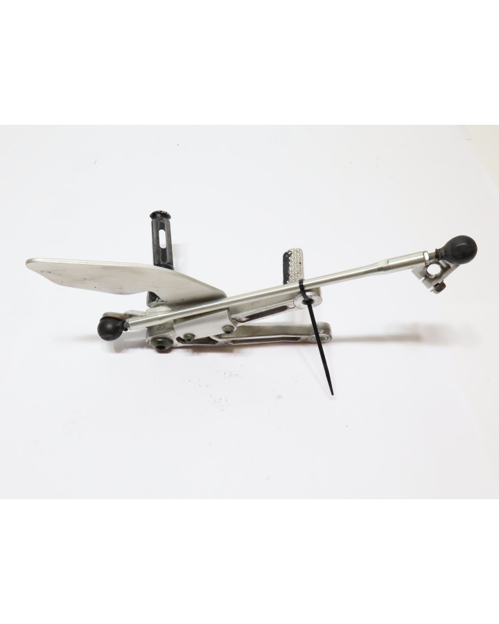 Yamaha YZF-R1, fotpinne vänster komplett