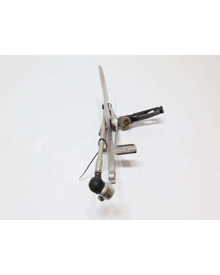 Yamaha YZF-R1, fotpinne vänster komplett