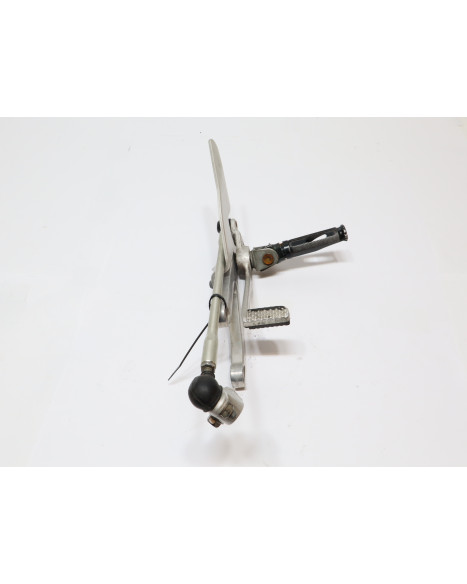 Yamaha YZF-R1, fotpinne vänster komplett