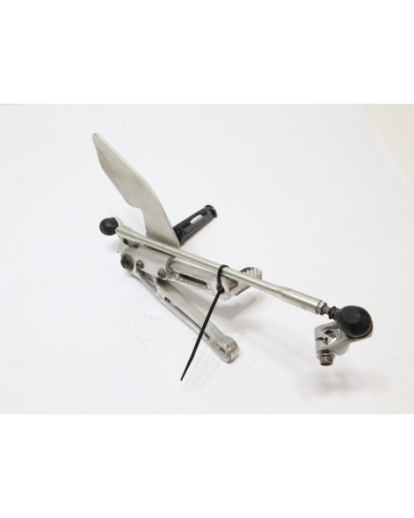 Yamaha YZF-R1, fotpinne vänster komplett