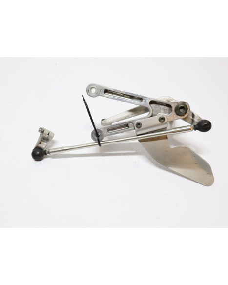 Yamaha YZF-R1, fotpinne vänster komplett