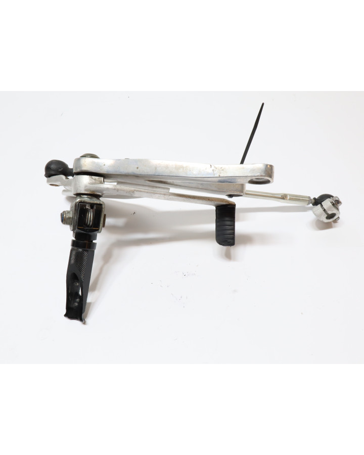 Yamaha YZF-R1, fotpinne vänster komplett