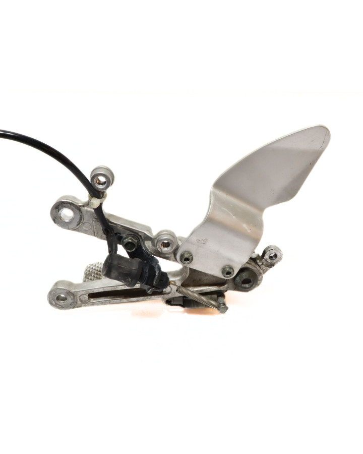 Yamaha YZF-R1, fotpinne höger komplett