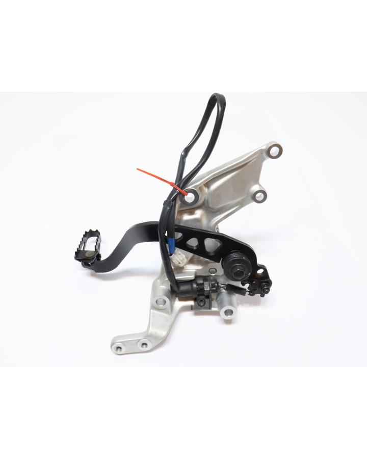 Yamaha Tenere 700, fotpinne höger komplett