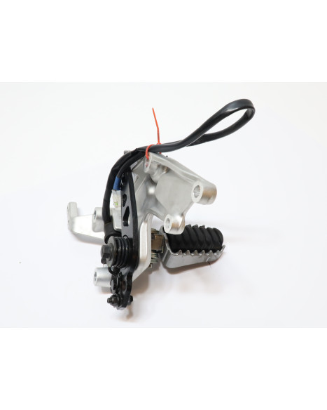 Yamaha Tenere 700, fotpinne höger komplett