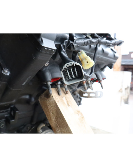 Yamaha YZF-R1, motor