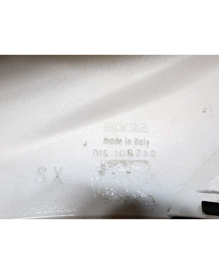 Aprilia SR50, bakre sidokåpa vänster