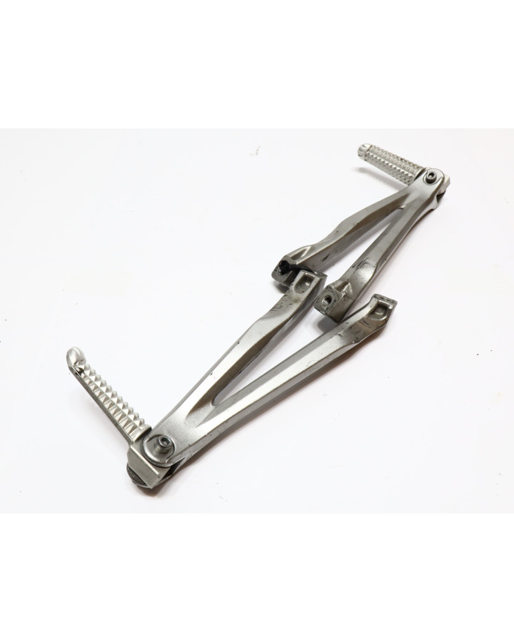 Yamaha YZF-R1, passagerarfotpinne komplett (par)