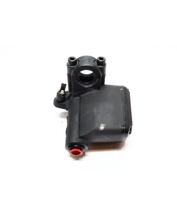 Aprilia Dorsoduro 750, bromscylinder fram