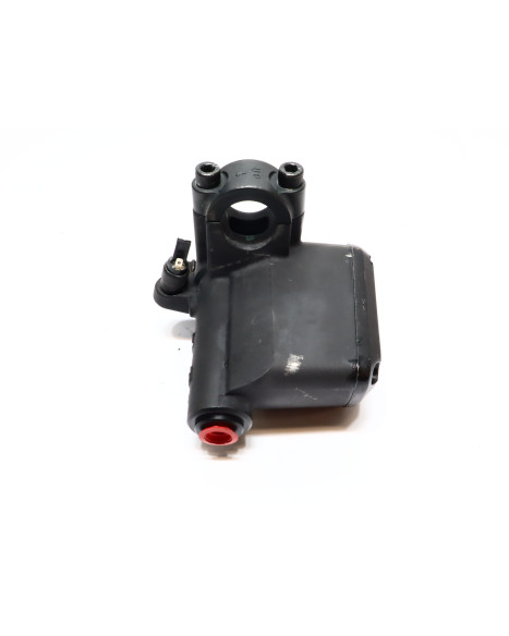 Aprilia Dorsoduro 750, bromscylinder fram