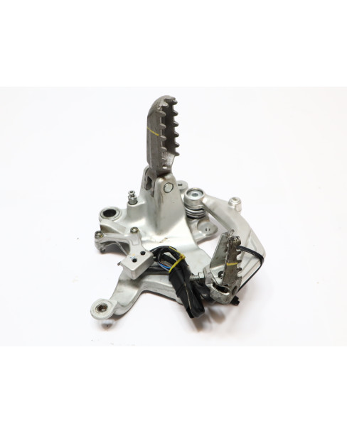 Ducati Multistrada V4 S, fotpinne höger komplett 2