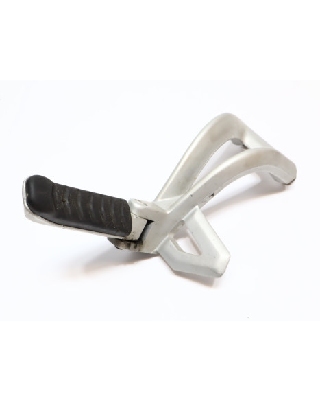 Triumph Tiger 1050, passagerarfotpinne vänster komplett