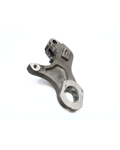 Yamaha YZF-R1, bromsoksfäste bak