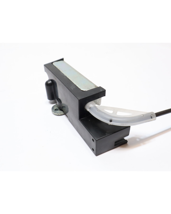 Honda CB650R, sadellås med vajer