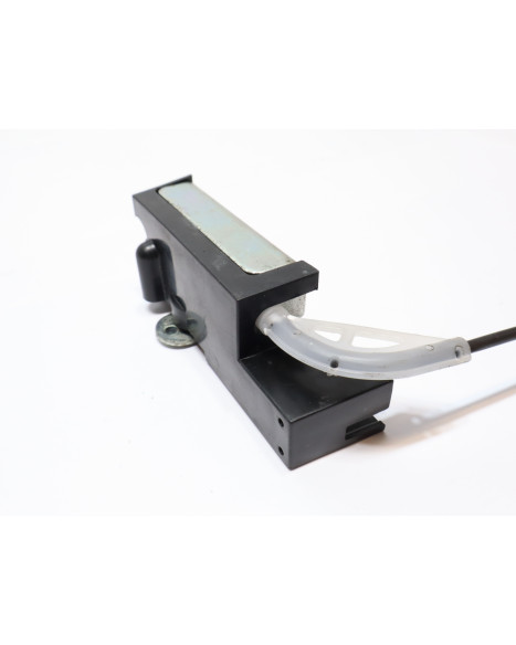 Honda CB650R, sadellås med vajer