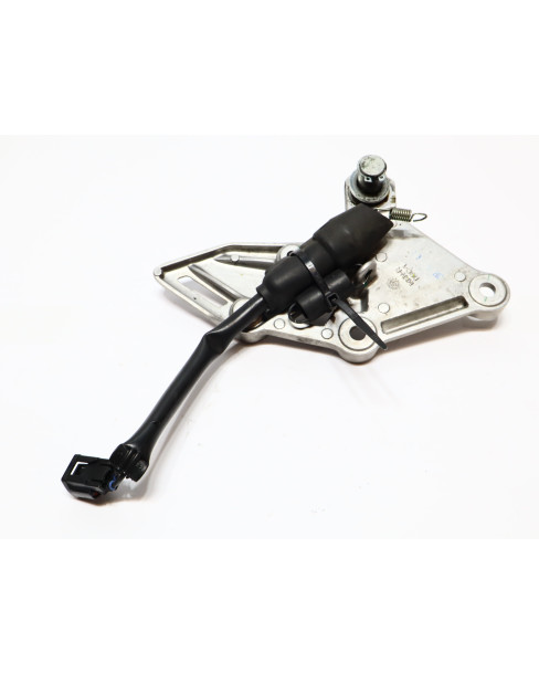 Honda CB650R, fäste fotpinne höger 2